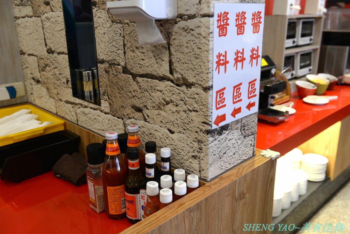 [台中沙鹿]犇頂牛排 二訪 2019新MENU – 不少學生朋友們大推的靜宜商圈好吃牛排館,排餐種類豐富多達近20種,平價消費,最便宜只要150元,肉品都是原肉不用重組肉,自助吧現烤吐司抹香蒜醬超好吃,新