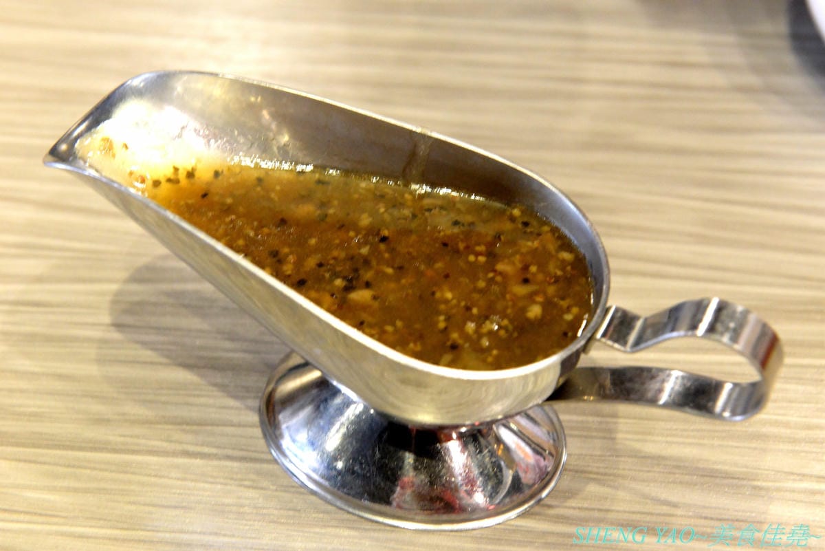 [台中沙鹿]犇頂牛排 二訪 2019新MENU – 不少學生朋友們大推的靜宜商圈好吃牛排館,排餐種類豐富多達近20種,平價消費,最便宜只要150元,肉品都是原肉不用重組肉,自助吧現烤吐司抹香蒜醬超好吃,新