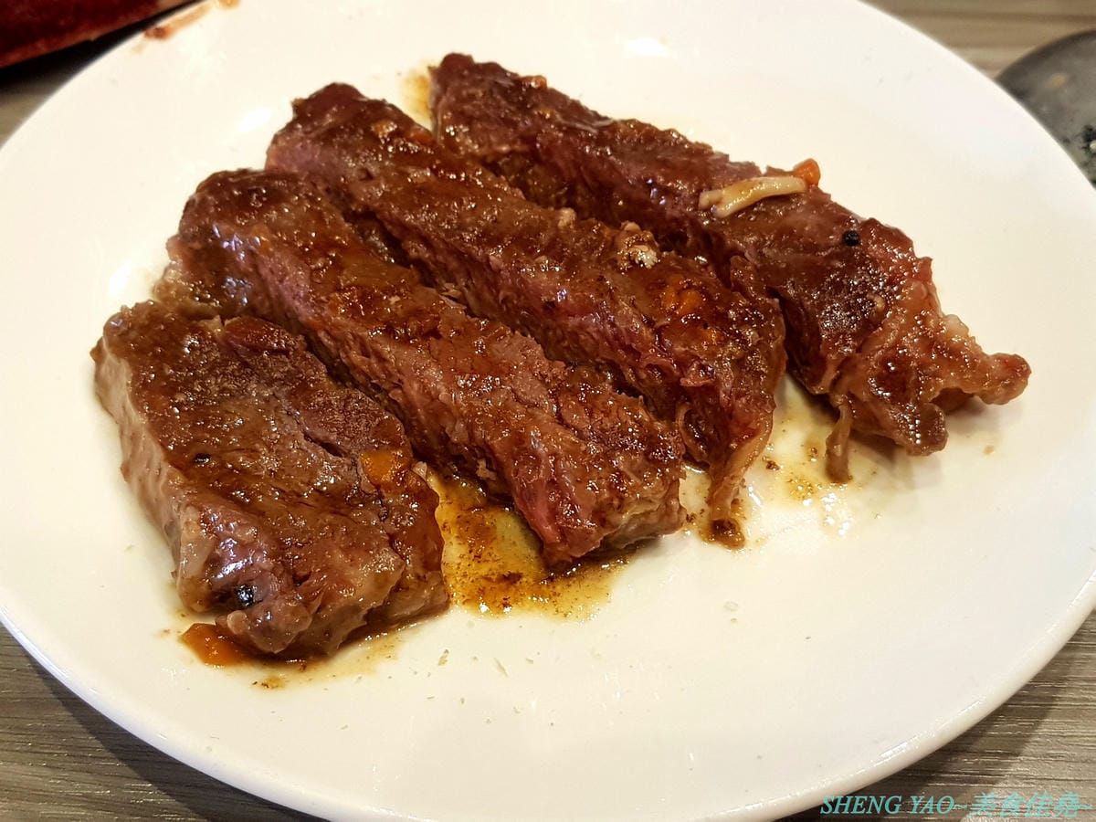 [台中沙鹿]犇頂牛排 二訪 2019新MENU – 不少學生朋友們大推的靜宜商圈好吃牛排館,排餐種類豐富多達近20種,平價消費,最便宜只要150元,肉品都是原肉不用重組肉,自助吧現烤吐司抹香蒜醬超好吃,新