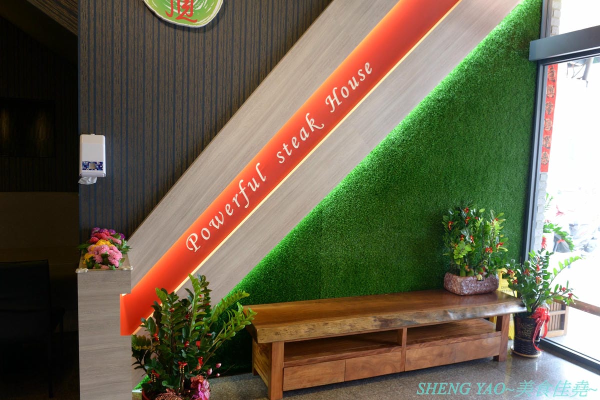 [台中沙鹿]犇頂牛排 二訪 2019新MENU – 不少學生朋友們大推的靜宜商圈好吃牛排館,排餐種類豐富多達近20種,平價消費,最便宜只要150元,肉品都是原肉不用重組肉,自助吧現烤吐司抹香蒜醬超好吃,新