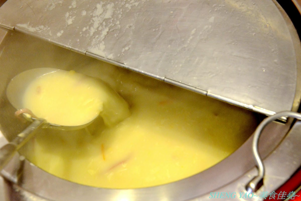 [台中沙鹿]犇頂牛排 二訪 2019新MENU – 不少學生朋友們大推的靜宜商圈好吃牛排館,排餐種類豐富多達近20種,平價消費,最便宜只要150元,肉品都是原肉不用重組肉,自助吧現烤吐司抹香蒜醬超好吃,新