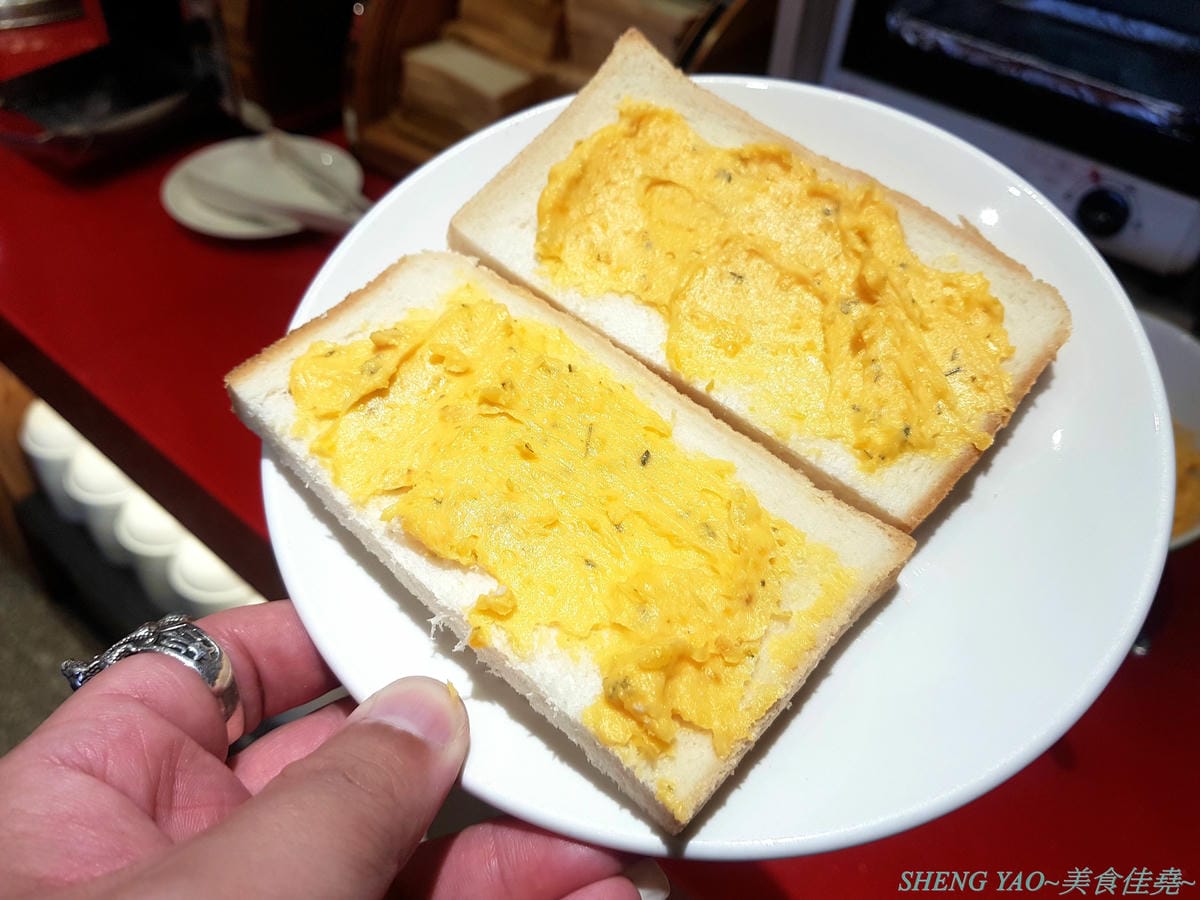 [台中沙鹿]犇頂牛排 二訪 2019新MENU – 不少學生朋友們大推的靜宜商圈好吃牛排館,排餐種類豐富多達近20種,平價消費,最便宜只要150元,肉品都是原肉不用重組肉,自助吧現烤吐司抹香蒜醬超好吃,新