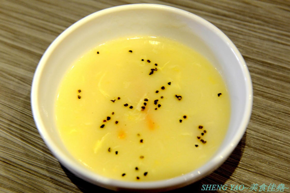 [台中沙鹿]犇頂牛排 二訪 2019新MENU – 不少學生朋友們大推的靜宜商圈好吃牛排館,排餐種類豐富多達近20種,平價消費,最便宜只要150元,肉品都是原肉不用重組肉,自助吧現烤吐司抹香蒜醬超好吃,新