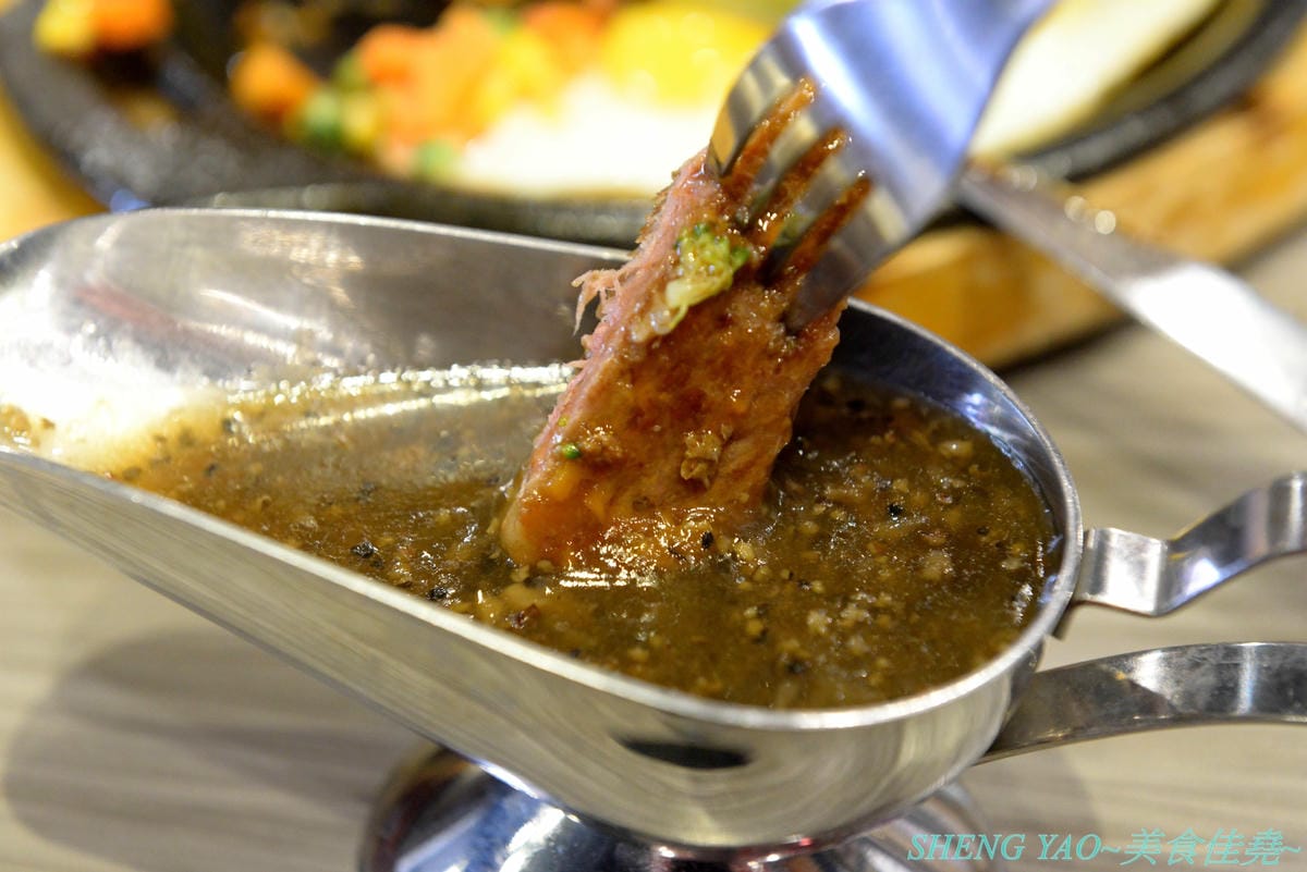 [台中沙鹿]犇頂牛排 二訪 2019新MENU – 不少學生朋友們大推的靜宜商圈好吃牛排館,排餐種類豐富多達近20種,平價消費,最便宜只要150元,肉品都是原肉不用重組肉,自助吧現烤吐司抹香蒜醬超好吃,新