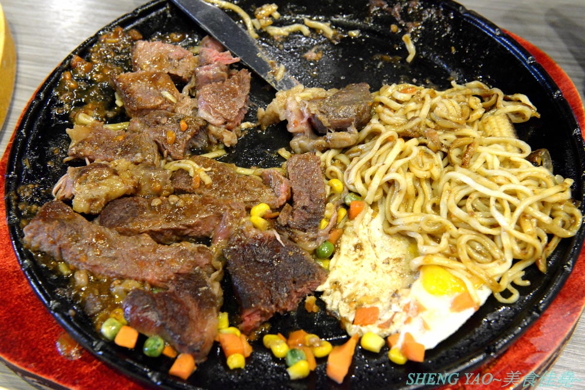[台中沙鹿]犇頂牛排 二訪 2019新MENU – 不少學生朋友們大推的靜宜商圈好吃牛排館,排餐種類豐富多達近20種,平價消費,最便宜只要150元,肉品都是原肉不用重組肉,自助吧現烤吐司抹香蒜醬超好吃,新
