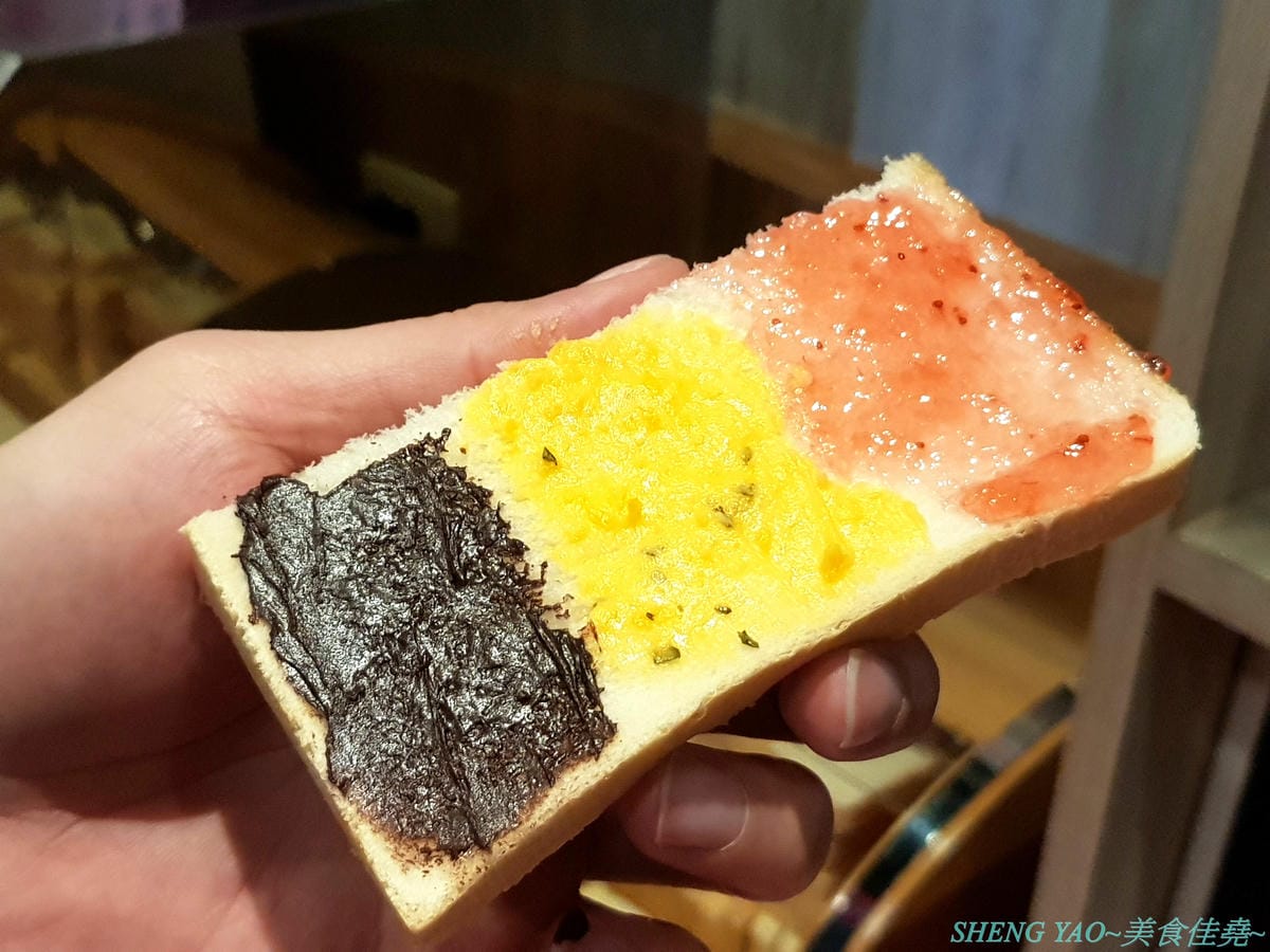 [台中沙鹿]犇頂牛排 二訪 2019新MENU – 不少學生朋友們大推的靜宜商圈好吃牛排館,排餐種類豐富多達近20種,平價消費,最便宜只要150元,肉品都是原肉不用重組肉,自助吧現烤吐司抹香蒜醬超好吃,新