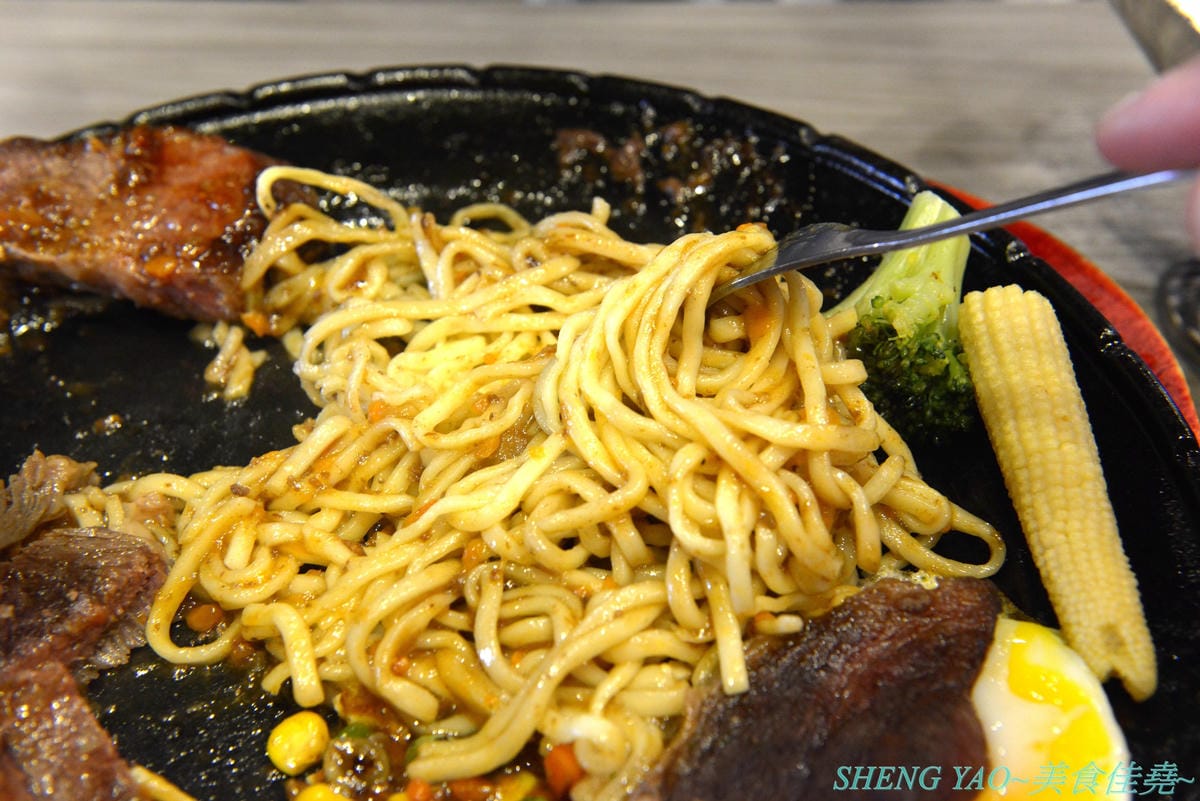 [台中沙鹿]犇頂牛排 二訪 2019新MENU – 不少學生朋友們大推的靜宜商圈好吃牛排館,排餐種類豐富多達近20種,平價消費,最便宜只要150元,肉品都是原肉不用重組肉,自助吧現烤吐司抹香蒜醬超好吃,新