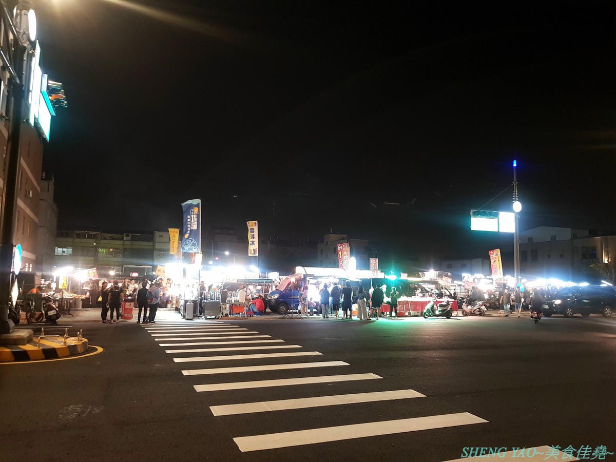 [台中清水]海線夜市打拋牛豬飯行動餐車 – 遊走台中海線、豐原和彰化多個夜市的好吃行動餐車,咖哩飯、滷肉飯、打拋牛/豬飯都不錯,大推打拋牛/豬飯,酸酸辣辣重口味令人扒飯扒不停。