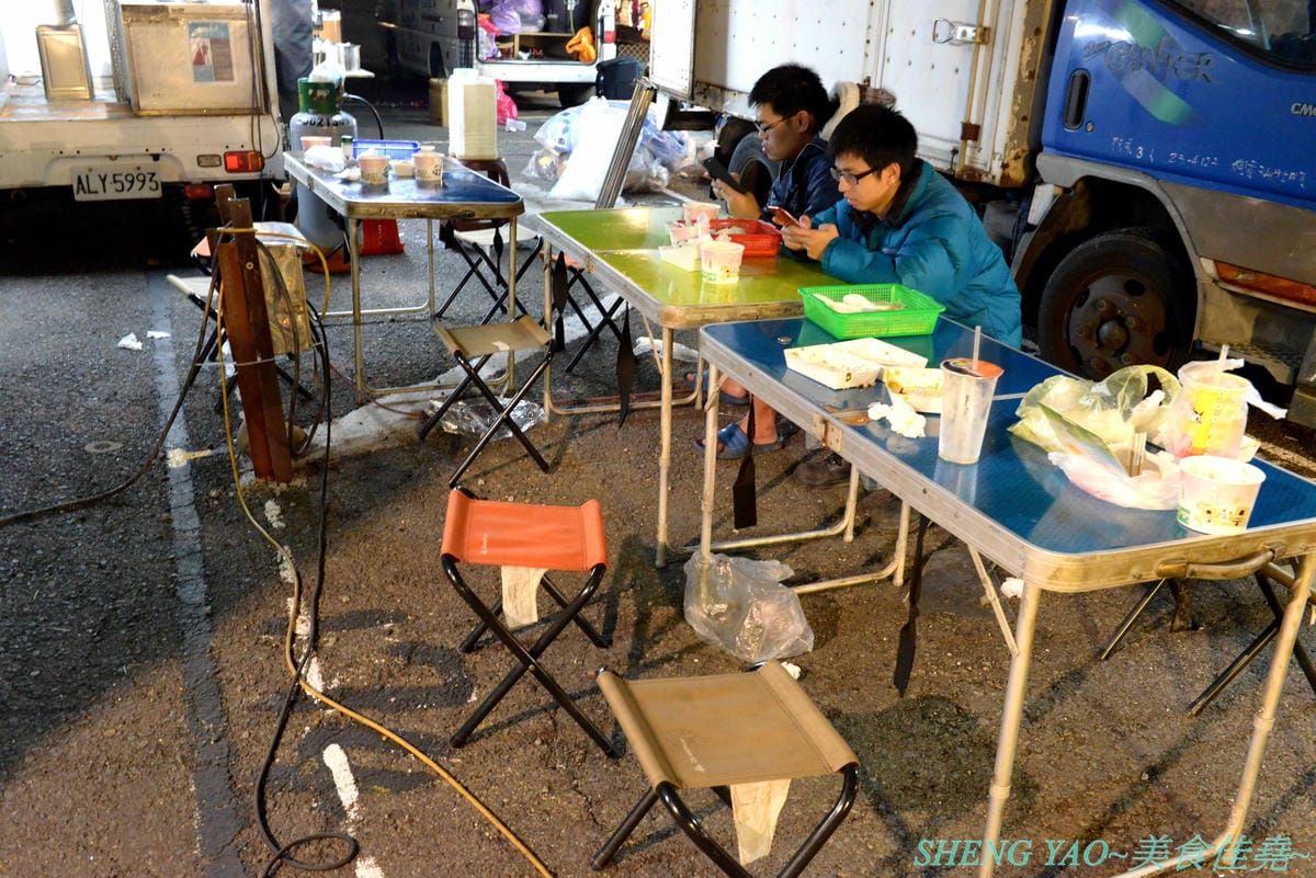 [台中清水]海線夜市打拋牛豬飯行動餐車 – 遊走台中海線、豐原和彰化多個夜市的好吃行動餐車,咖哩飯、滷肉飯、打拋牛/豬飯都不錯,大推打拋牛/豬飯,酸酸辣辣重口味令人扒飯扒不停。