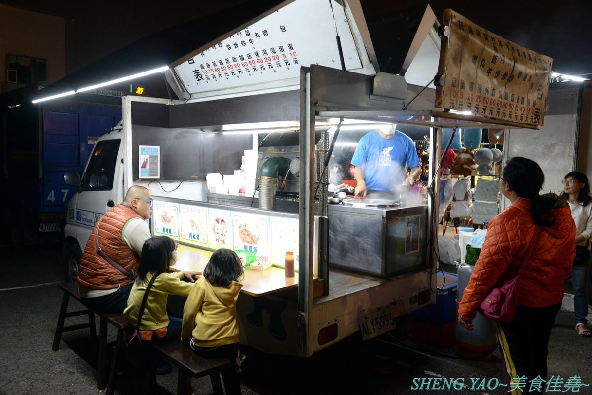 [台中清水]海線夜市打拋牛豬飯行動餐車 – 遊走台中海線、豐原和彰化多個夜市的好吃行動餐車,咖哩飯、滷肉飯、打拋牛/豬飯都不錯,大推打拋牛/豬飯,酸酸辣辣重口味令人扒飯扒不停。