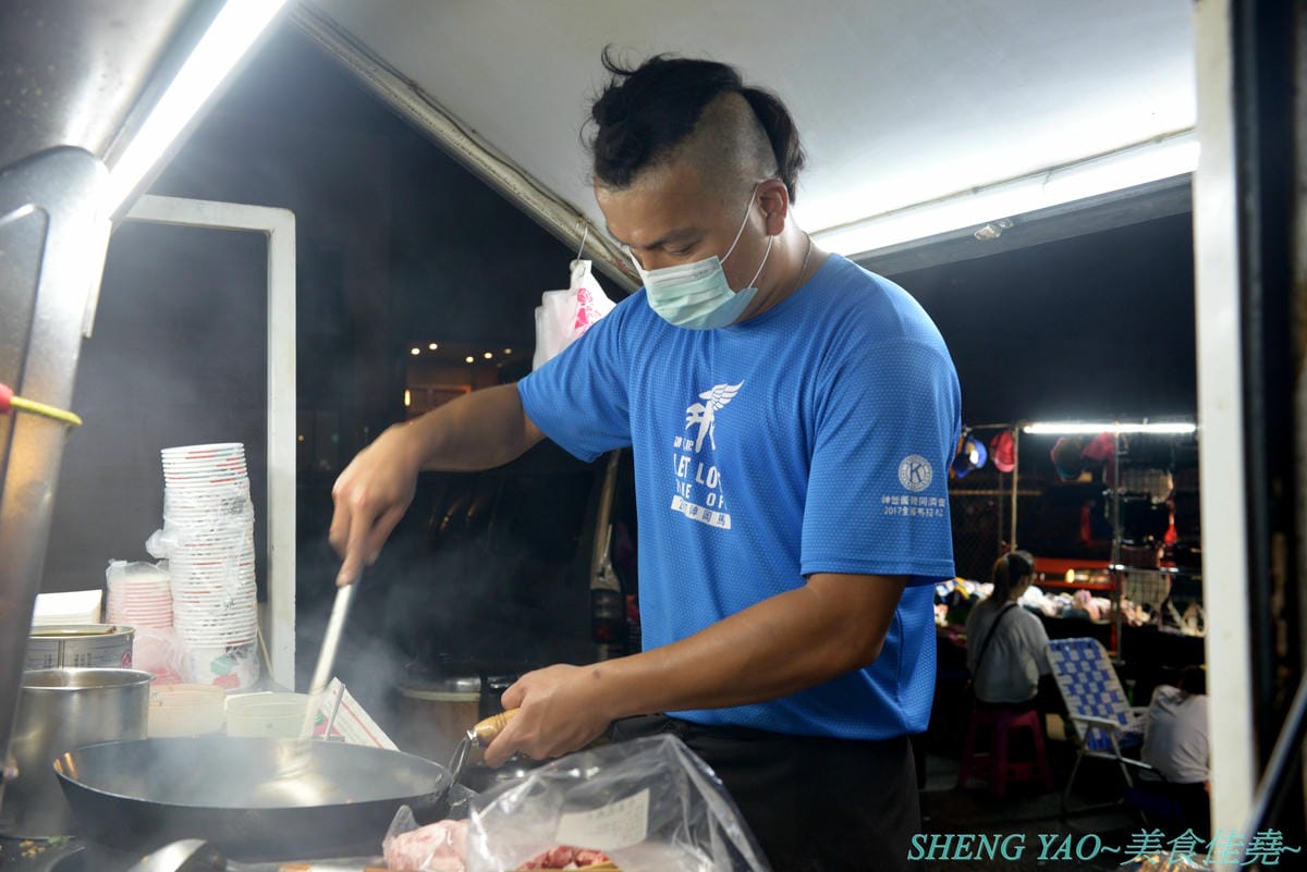 [台中清水]海線夜市打拋牛豬飯行動餐車 – 遊走台中海線、豐原和彰化多個夜市的好吃行動餐車,咖哩飯、滷肉飯、打拋牛/豬飯都不錯,大推打拋牛/豬飯,酸酸辣辣重口味令人扒飯扒不停。
