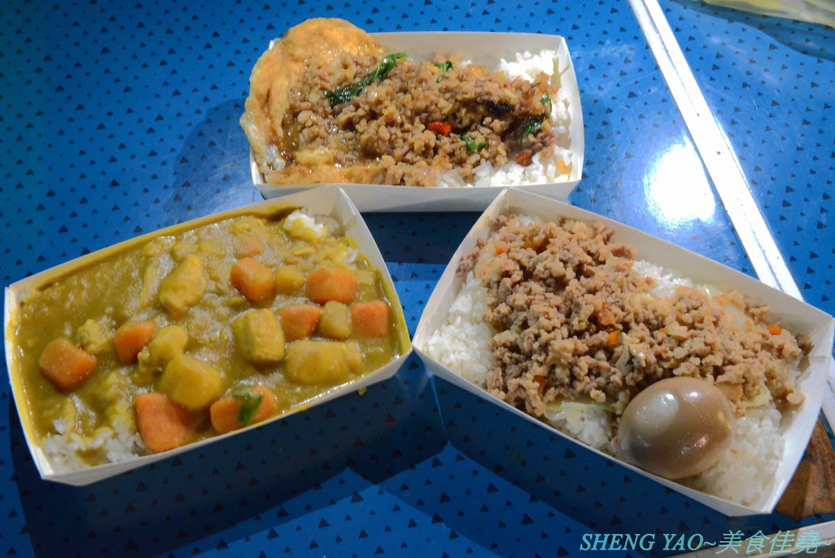 [台中清水]海線夜市打拋牛豬飯行動餐車 – 遊走台中海線、豐原和彰化多個夜市的好吃行動餐車,咖哩飯、滷肉飯、打拋牛/豬飯都不錯,大推打拋牛/豬飯,酸酸辣辣重口味令人扒飯扒不停。