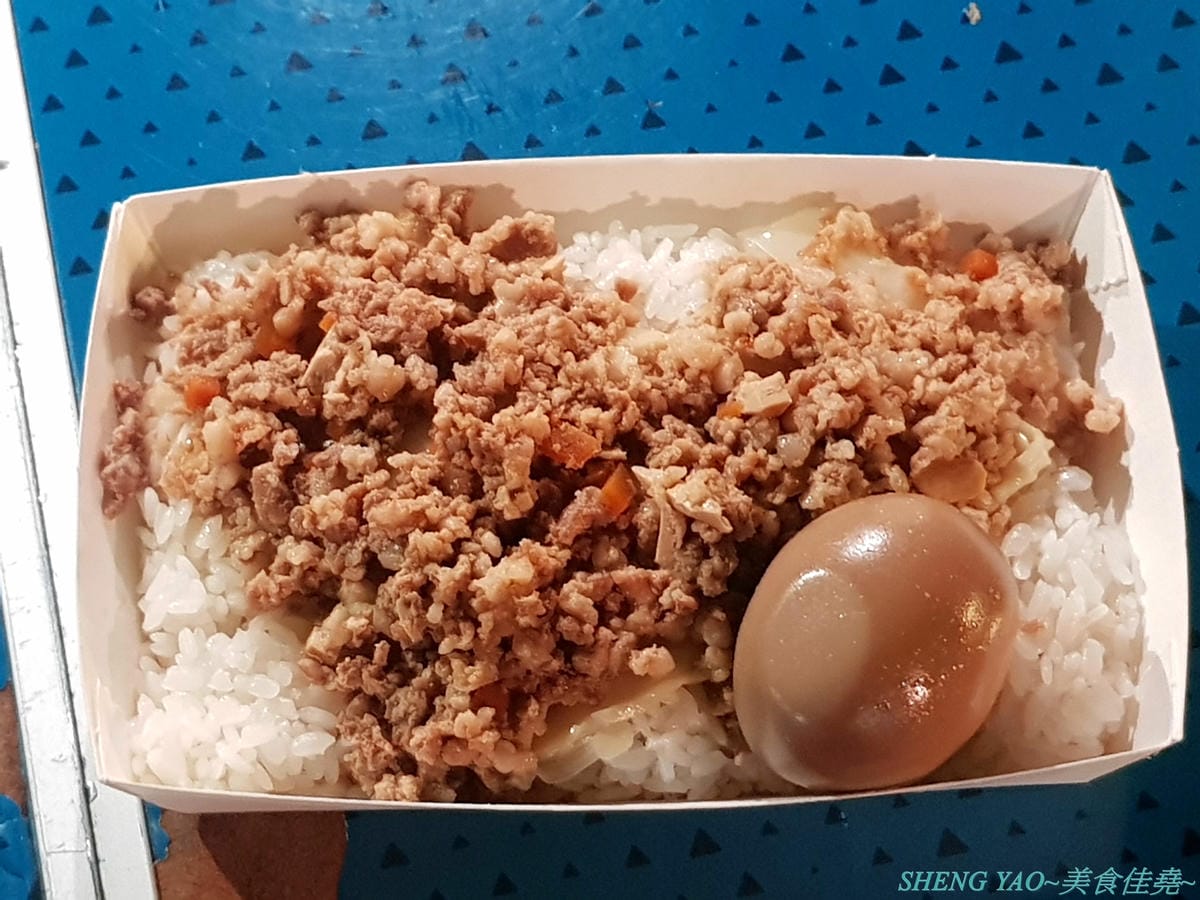 [台中清水]海線夜市打拋牛豬飯行動餐車 – 遊走台中海線、豐原和彰化多個夜市的好吃行動餐車,咖哩飯、滷肉飯、打拋牛/豬飯都不錯,大推打拋牛/豬飯,酸酸辣辣重口味令人扒飯扒不停。