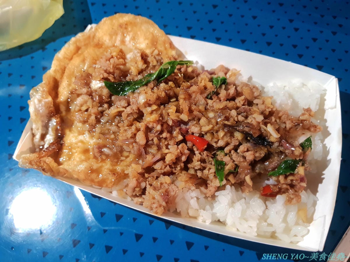 [台中清水]海線夜市打拋牛豬飯行動餐車 – 遊走台中海線、豐原和彰化多個夜市的好吃行動餐車,咖哩飯、滷肉飯、打拋牛/豬飯都不錯,大推打拋牛/豬飯,酸酸辣辣重口味令人扒飯扒不停。