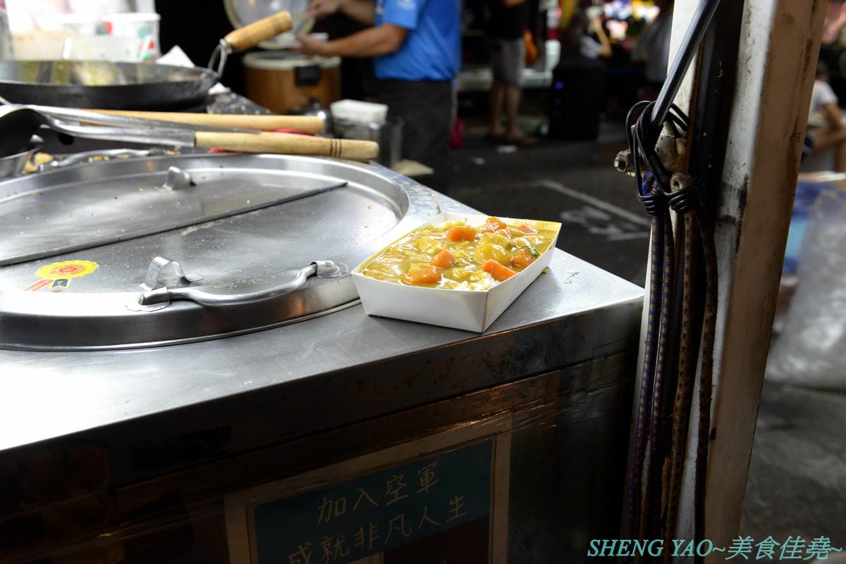 [台中清水]海線夜市打拋牛豬飯行動餐車 – 遊走台中海線、豐原和彰化多個夜市的好吃行動餐車,咖哩飯、滷肉飯、打拋牛/豬飯都不錯,大推打拋牛/豬飯,酸酸辣辣重口味令人扒飯扒不停。