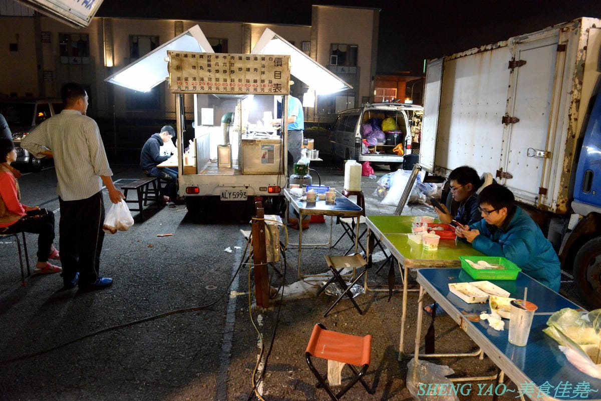 [台中清水]海線夜市打拋牛豬飯行動餐車 – 遊走台中海線、豐原和彰化多個夜市的好吃行動餐車,咖哩飯、滷肉飯、打拋牛/豬飯都不錯,大推打拋牛/豬飯,酸酸辣辣重口味令人扒飯扒不停。