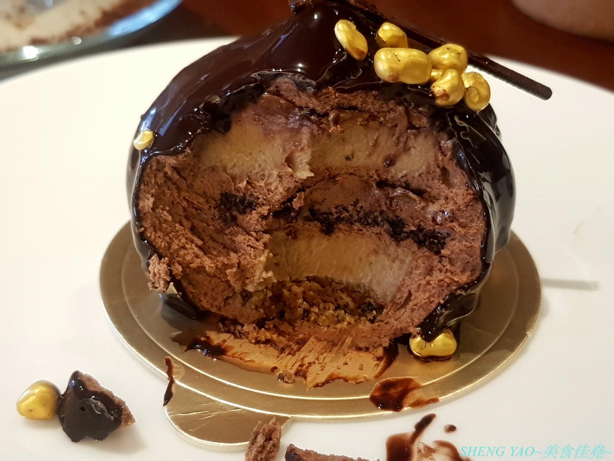[台中西屯]Fusion Coffee – 台灣首家和商辦飯店結合的咖啡廳,以外帶杯為主但也有內用空間,飲品和甜點都很視覺系,超適合拍照,大推人氣飲品”髒髒摩卡”,每日限量20杯,不預定不早來根本喝不到。