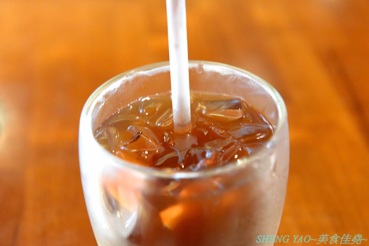 [台中西屯]Fusion Coffee – 台灣首家和商辦飯店結合的咖啡廳,以外帶杯為主但也有內用空間,飲品和甜點都很視覺系,超適合拍照,大推人氣飲品”髒髒摩卡”,每日限量20杯,不預定不早來根本喝不到。