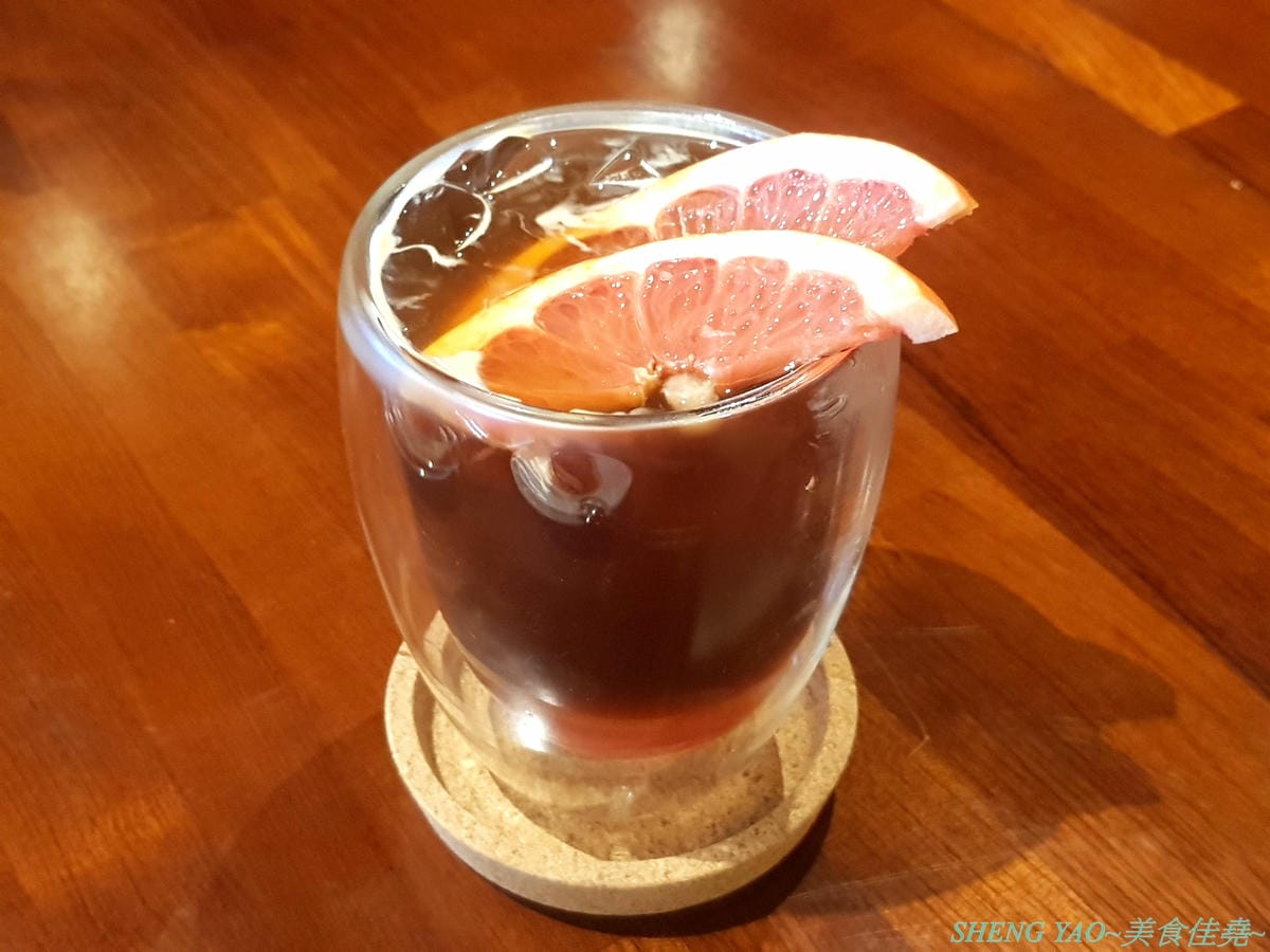 [台中西屯]Fusion Coffee – 台灣首家和商辦飯店結合的咖啡廳,以外帶杯為主但也有內用空間,飲品和甜點都很視覺系,超適合拍照,大推人氣飲品”髒髒摩卡”,每日限量20杯,不預定不早來根本喝不到。