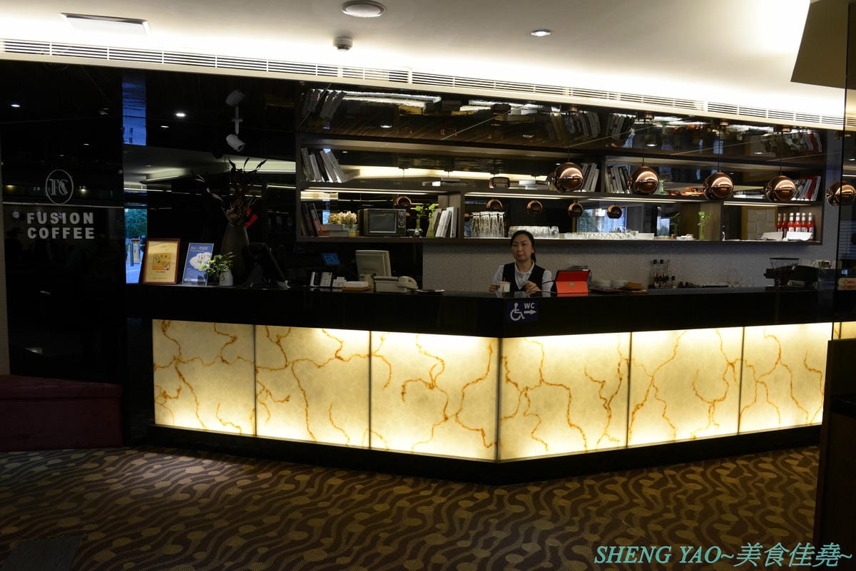 [台中西屯]Fusion Coffee – 台灣首家和商辦飯店結合的咖啡廳,以外帶杯為主但也有內用空間,飲品和甜點都很視覺系,超適合拍照,大推人氣飲品”髒髒摩卡”,每日限量20杯,不預定不早來根本喝不到。