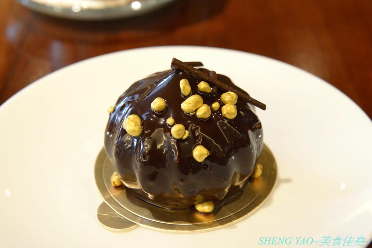 [台中西屯]Fusion Coffee – 台灣首家和商辦飯店結合的咖啡廳,以外帶杯為主但也有內用空間,飲品和甜點都很視覺系,超適合拍照,大推人氣飲品”髒髒摩卡”,每日限量20杯,不預定不早來根本喝不到。