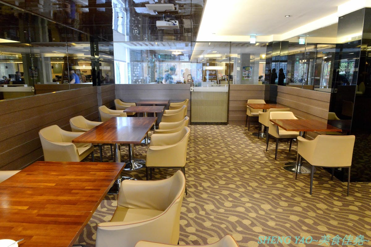 [台中西屯]Fusion Coffee – 台灣首家和商辦飯店結合的咖啡廳,以外帶杯為主但也有內用空間,飲品和甜點都很視覺系,超適合拍照,大推人氣飲品”髒髒摩卡”,每日限量20杯,不預定不早來根本喝不到。
