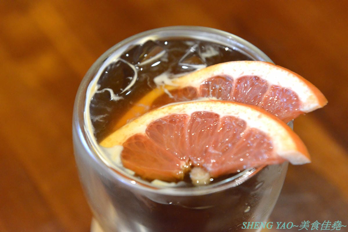 [台中西屯]Fusion Coffee – 台灣首家和商辦飯店結合的咖啡廳,以外帶杯為主但也有內用空間,飲品和甜點都很視覺系,超適合拍照,大推人氣飲品”髒髒摩卡”,每日限量20杯,不預定不早來根本喝不到。