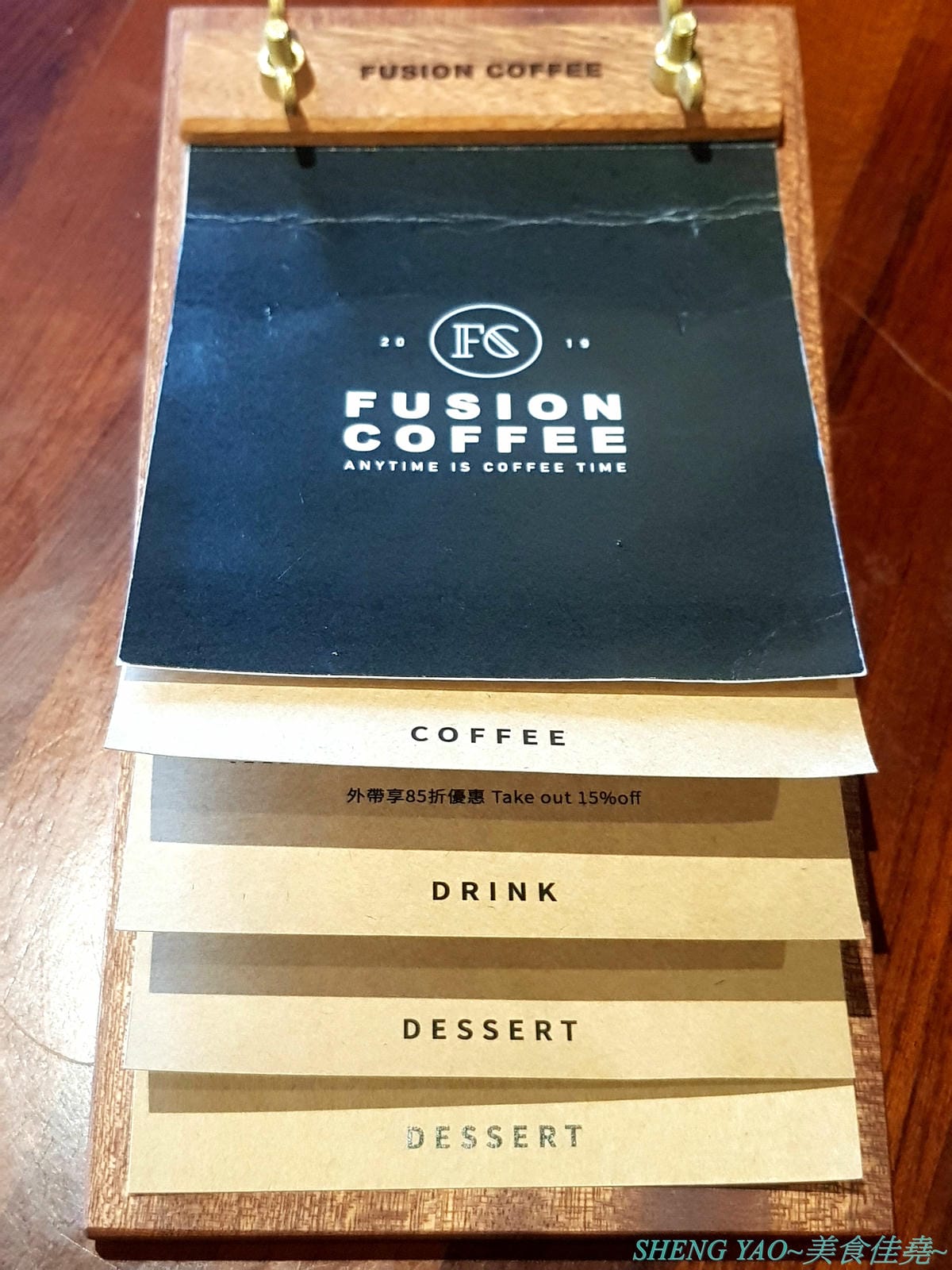 [台中西屯]Fusion Coffee – 台灣首家和商辦飯店結合的咖啡廳,以外帶杯為主但也有內用空間,飲品和甜點都很視覺系,超適合拍照,大推人氣飲品”髒髒摩卡”,每日限量20杯,不預定不早來根本喝不到。