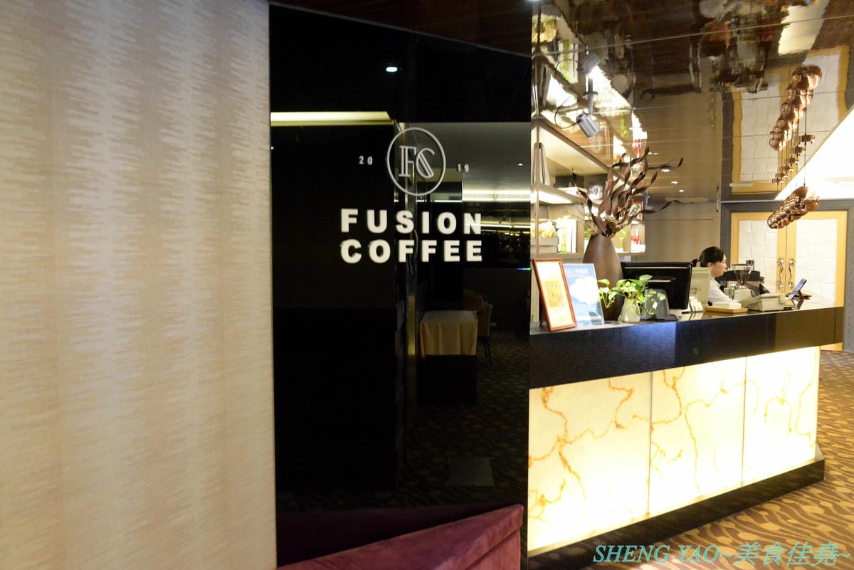 [台中西屯]Fusion Coffee – 台灣首家和商辦飯店結合的咖啡廳,以外帶杯為主但也有內用空間,飲品和甜點都很視覺系,超適合拍照,大推人氣飲品”髒髒摩卡”,每日限量20杯,不預定不早來根本喝不到。