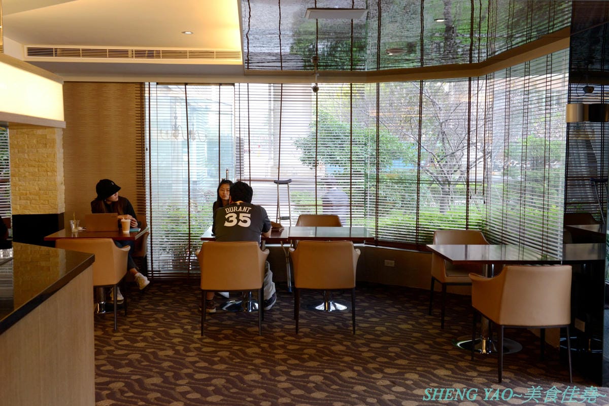 [台中西屯]Fusion Coffee – 台灣首家和商辦飯店結合的咖啡廳,以外帶杯為主但也有內用空間,飲品和甜點都很視覺系,超適合拍照,大推人氣飲品”髒髒摩卡”,每日限量20杯,不預定不早來根本喝不到。