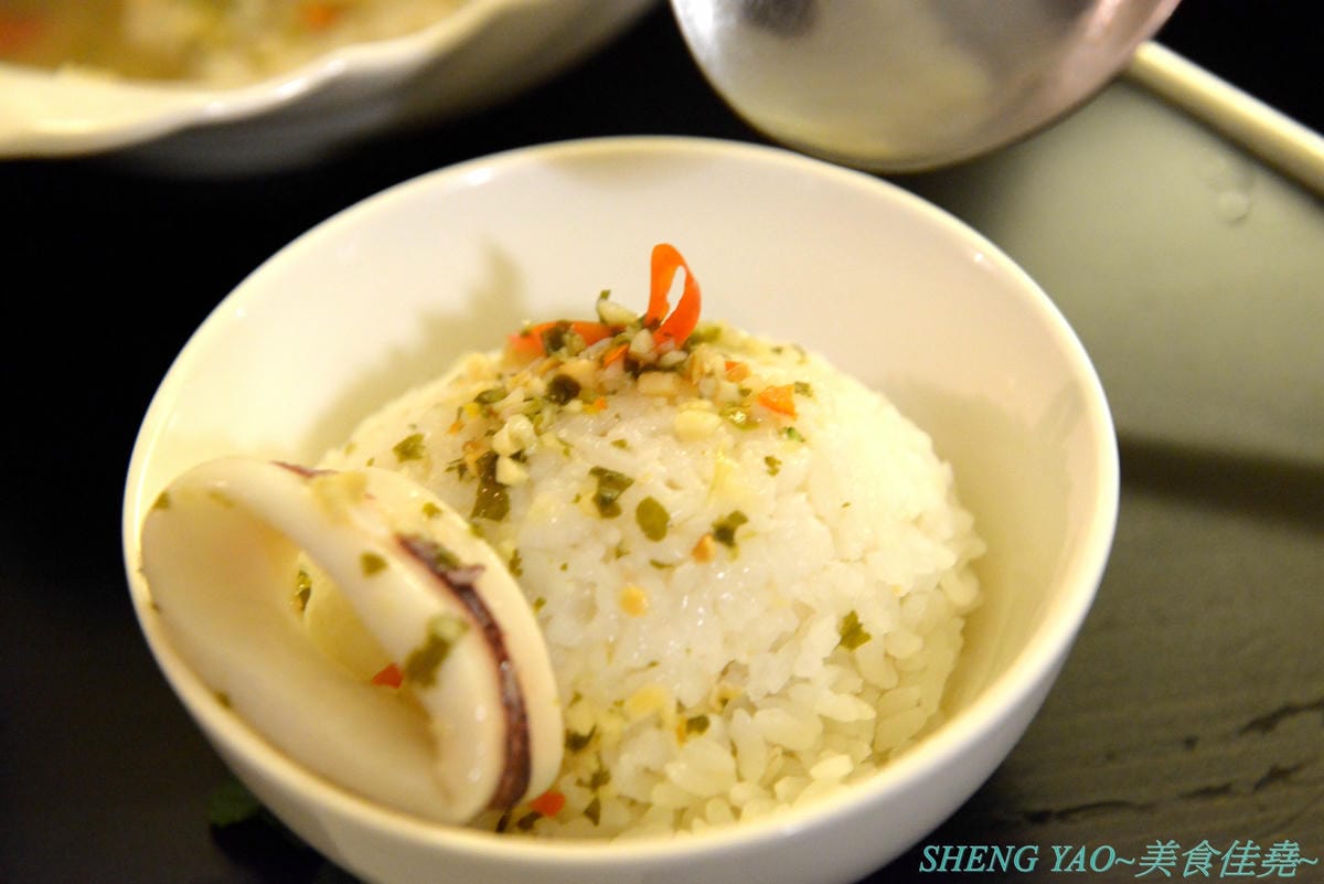 [台中沙鹿]晉文樂廚 – 台中海線超美超特別的音樂西餐廳,集美食、調酒和音樂於一身,價位好平實,最便宜的套餐才200多元,還有附主食和湯品,用餐環境燈光美、氣氛佳,主廚不時還會現場演奏音樂