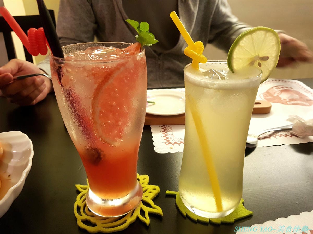 [台中沙鹿]晉文樂廚 – 台中海線超美超特別的音樂西餐廳,集美食、調酒和音樂於一身,價位好平實,最便宜的套餐才200多元,還有附主食和湯品,用餐環境燈光美、氣氛佳,主廚不時還會現場演奏音樂