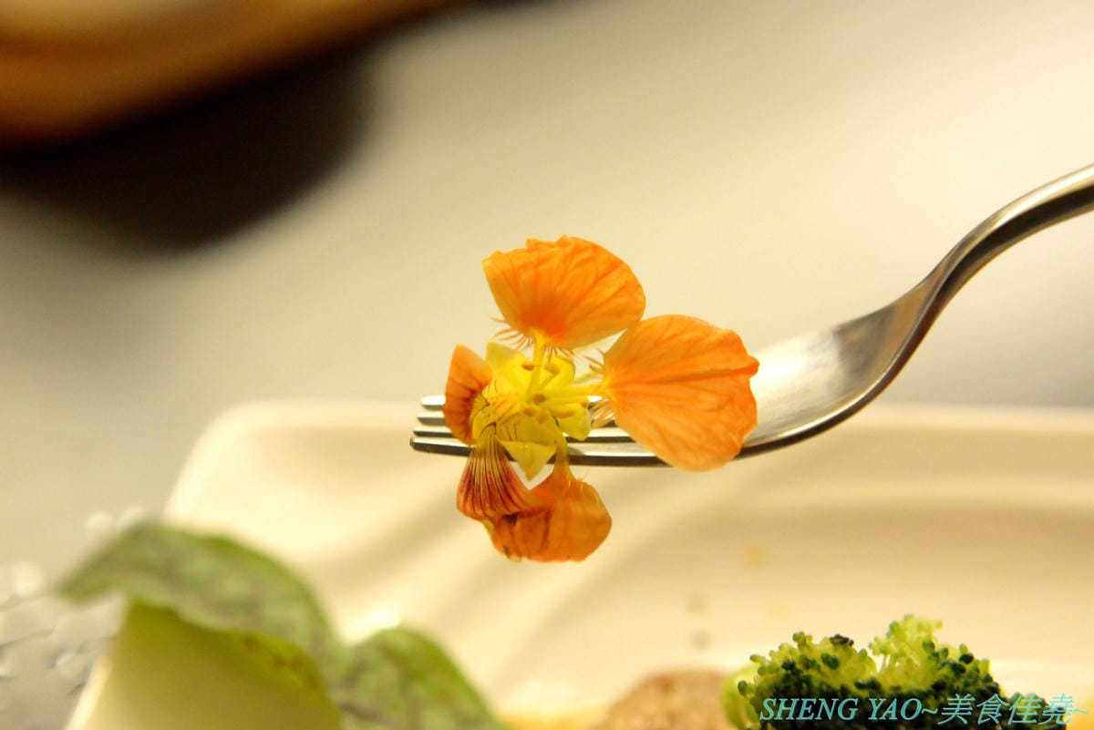 [台中沙鹿]晉文樂廚 – 台中海線超美超特別的音樂西餐廳,集美食、調酒和音樂於一身,價位好平實,最便宜的套餐才200多元,還有附主食和湯品,用餐環境燈光美、氣氛佳,主廚不時還會現場演奏音樂