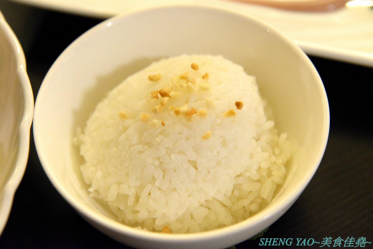 [台中沙鹿]晉文樂廚 – 台中海線超美超特別的音樂西餐廳,集美食、調酒和音樂於一身,價位好平實,最便宜的套餐才200多元,還有附主食和湯品,用餐環境燈光美、氣氛佳,主廚不時還會現場演奏音樂