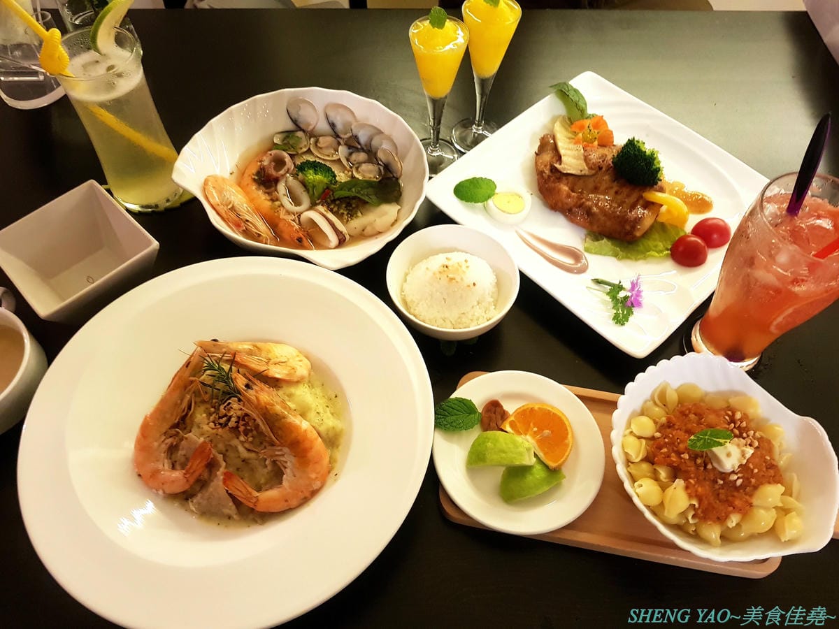 [台中沙鹿]晉文樂廚 – 台中海線超美超特別的音樂西餐廳,集美食、調酒和音樂於一身,價位好平實,最便宜的套餐才200多元,還有附主食和湯品,用餐環境燈光美、氣氛佳,主廚不時還會現場演奏音樂