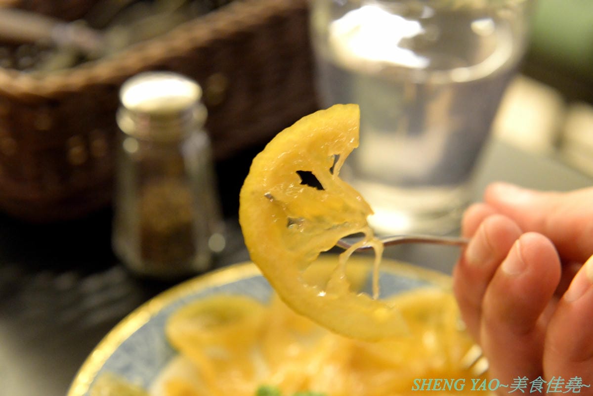 [台中沙鹿]晉文樂廚 – 台中海線超美超特別的音樂西餐廳,集美食、調酒和音樂於一身,價位好平實,最便宜的套餐才200多元,還有附主食和湯品,用餐環境燈光美、氣氛佳,主廚不時還會現場演奏音樂