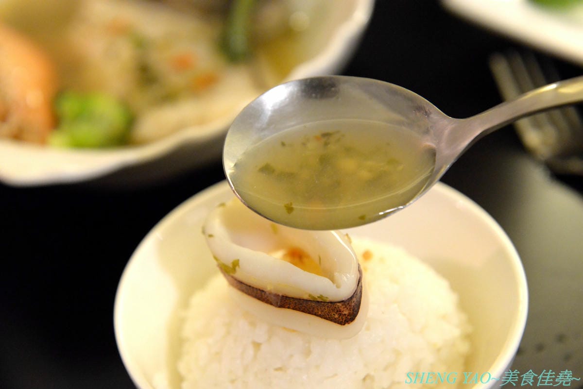 [台中沙鹿]晉文樂廚 – 台中海線超美超特別的音樂西餐廳,集美食、調酒和音樂於一身,價位好平實,最便宜的套餐才200多元,還有附主食和湯品,用餐環境燈光美、氣氛佳,主廚不時還會現場演奏音樂