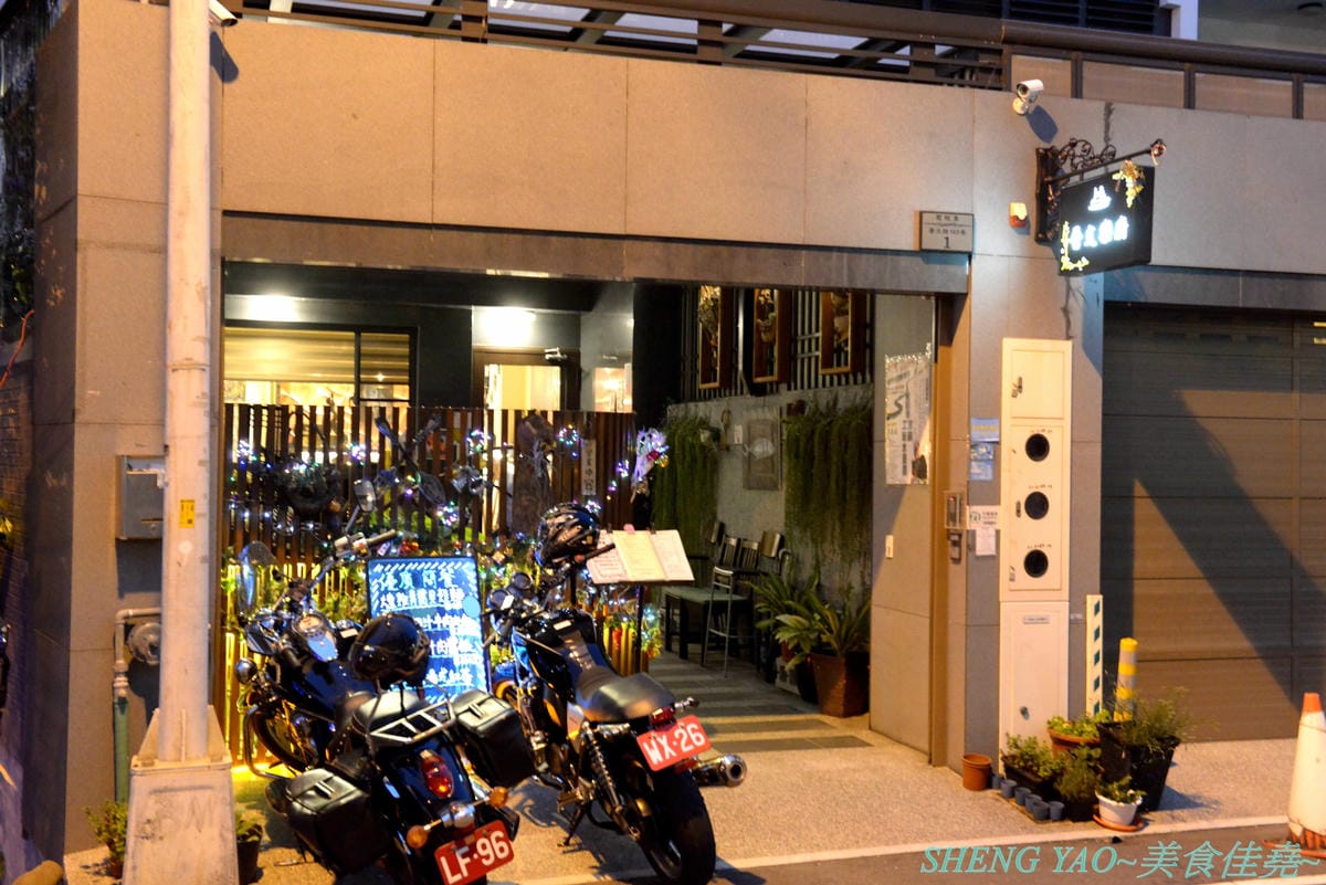 [台中沙鹿]晉文樂廚 – 台中海線超美超特別的音樂西餐廳,集美食、調酒和音樂於一身,價位好平實,最便宜的套餐才200多元,還有附主食和湯品,用餐環境燈光美、氣氛佳,主廚不時還會現場演奏音樂