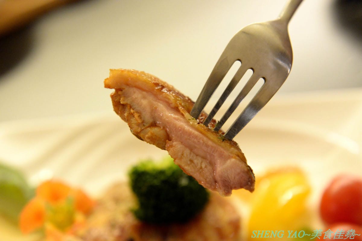 [台中沙鹿]晉文樂廚 – 台中海線超美超特別的音樂西餐廳,集美食、調酒和音樂於一身,價位好平實,最便宜的套餐才200多元,還有附主食和湯品,用餐環境燈光美、氣氛佳,主廚不時還會現場演奏音樂