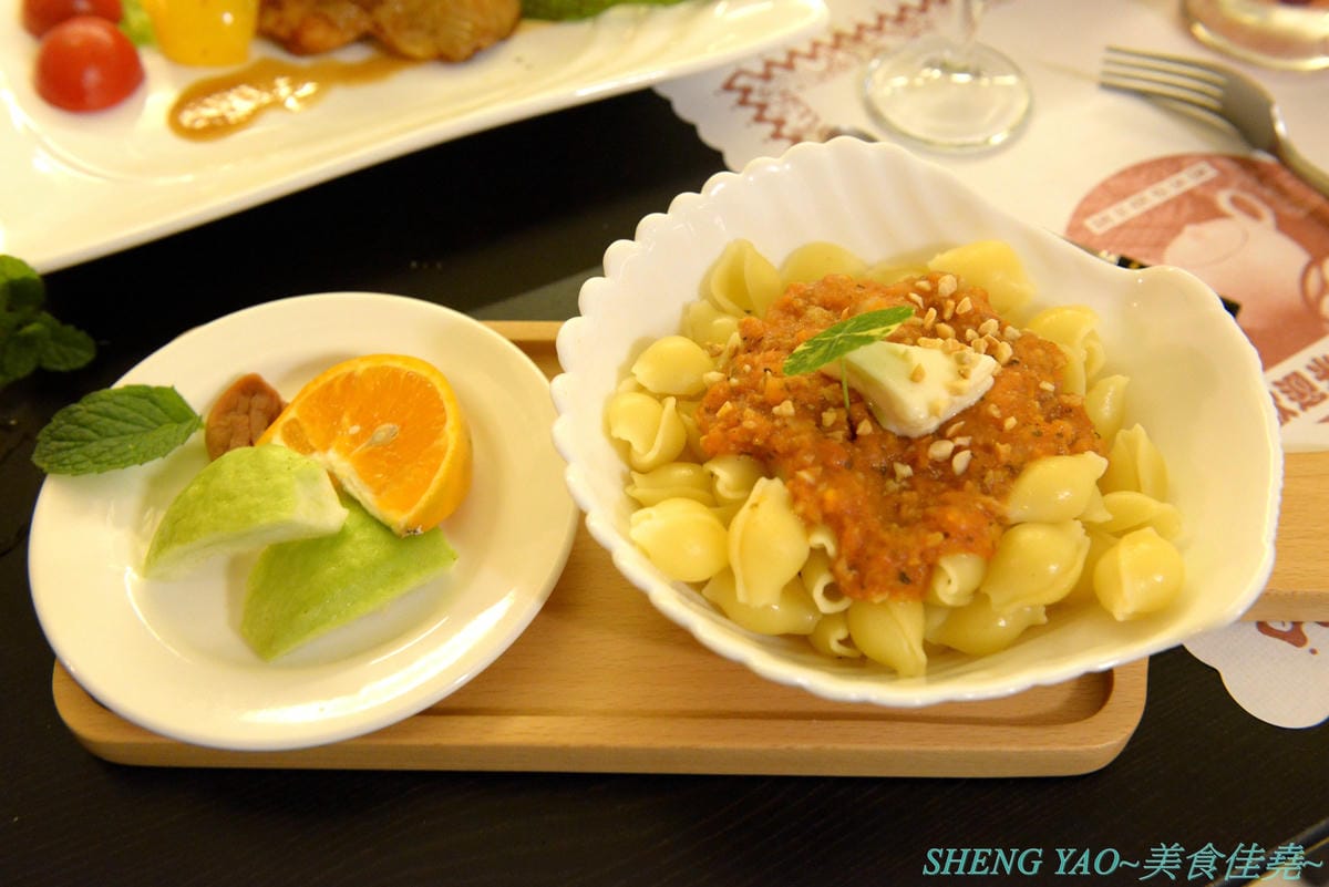 [台中沙鹿]晉文樂廚 – 台中海線超美超特別的音樂西餐廳,集美食、調酒和音樂於一身,價位好平實,最便宜的套餐才200多元,還有附主食和湯品,用餐環境燈光美、氣氛佳,主廚不時還會現場演奏音樂