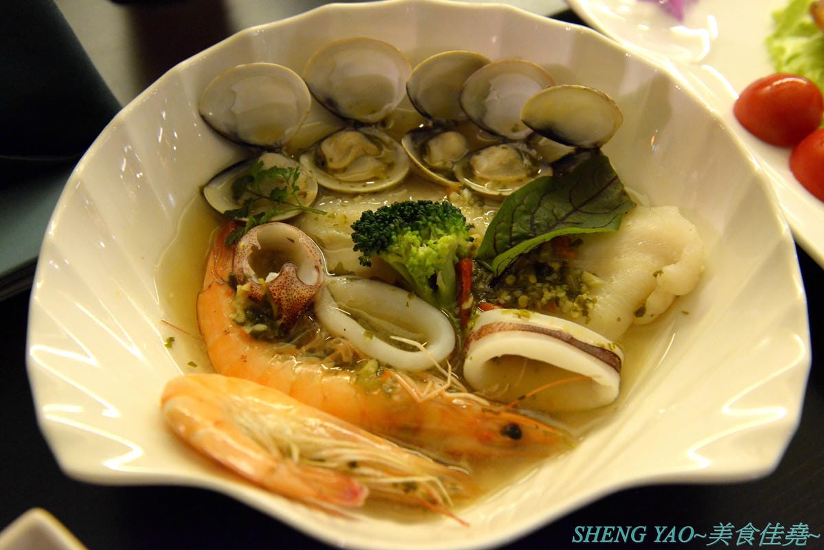 [台中沙鹿]晉文樂廚 – 台中海線超美超特別的音樂西餐廳,集美食、調酒和音樂於一身,價位好平實,最便宜的套餐才200多元,還有附主食和湯品,用餐環境燈光美、氣氛佳,主廚不時還會現場演奏音樂
