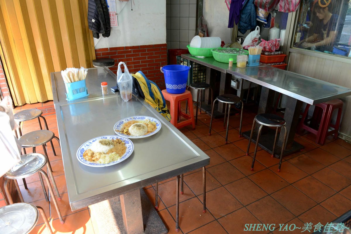 [基隆仁愛]美而廉便當快餐 – 基隆超級老字號便當店,無數基隆人的回憶,店裡只賣雞腿和排骨兩種,搭配經典的四樣配菜,一賣就是四十多年,傳承至第二代,口味依舊不變,數十年如一日,沒吃過別說
