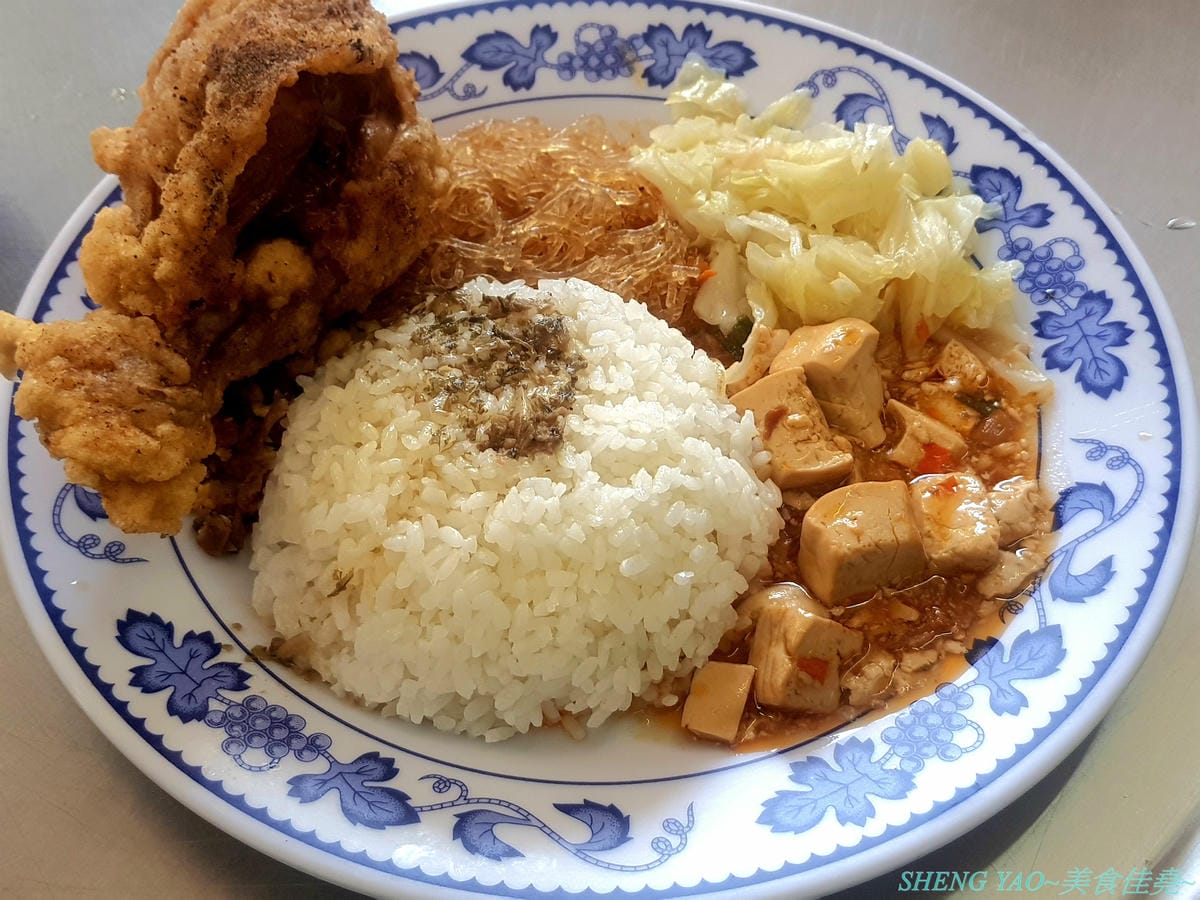 [基隆仁愛]美而廉便當快餐 – 基隆超級老字號便當店,無數基隆人的回憶,店裡只賣雞腿和排骨兩種,搭配經典的四樣配菜,一賣就是四十多年,傳承至第二代,口味依舊不變,數十年如一日,沒吃過別說