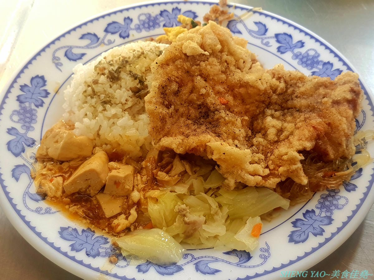 [基隆仁愛]美而廉便當快餐 – 基隆超級老字號便當店,無數基隆人的回憶,店裡只賣雞腿和排骨兩種,搭配經典的四樣配菜,一賣就是四十多年,傳承至第二代,口味依舊不變,數十年如一日,沒吃過別說