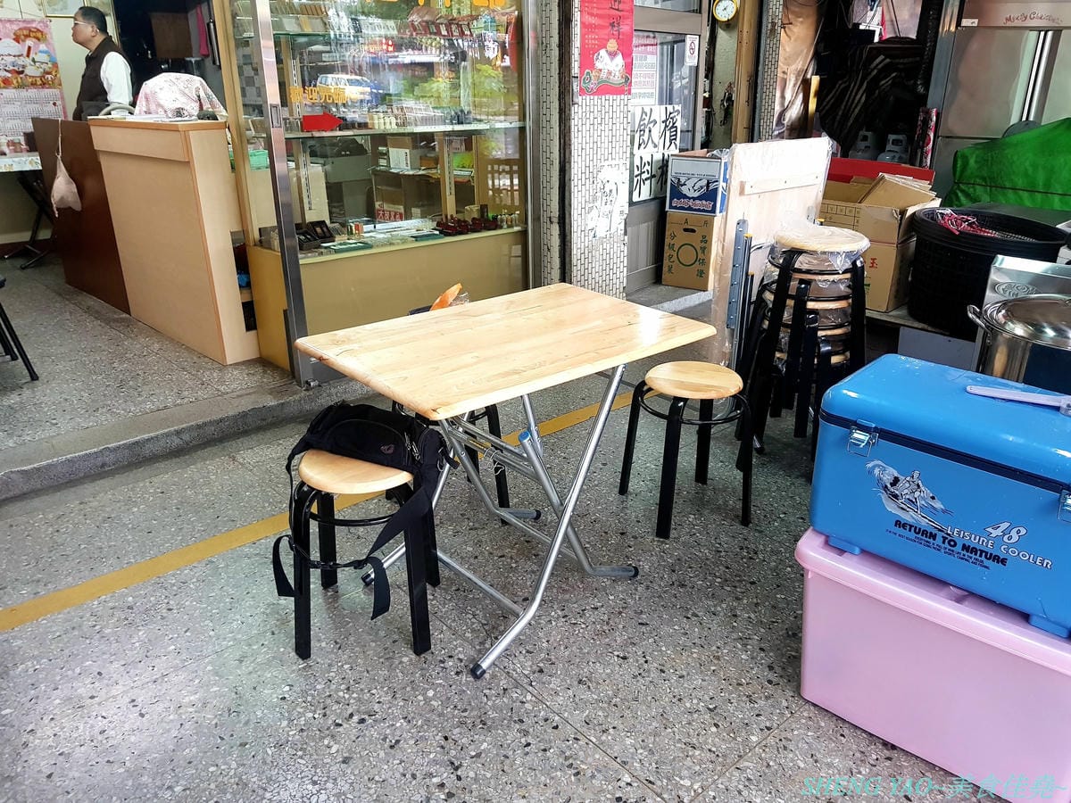 [台中沙鹿]麵線糊了 – 食尚玩家推薦過的彰化人氣餐車麵線,沙鹿也有分店了,麵線口味還OK,沒有真的糊了,大推配料,吃得到虱目魚羹和新鮮小卷,可惜只能外帶碗裝也少了特色單點系列。