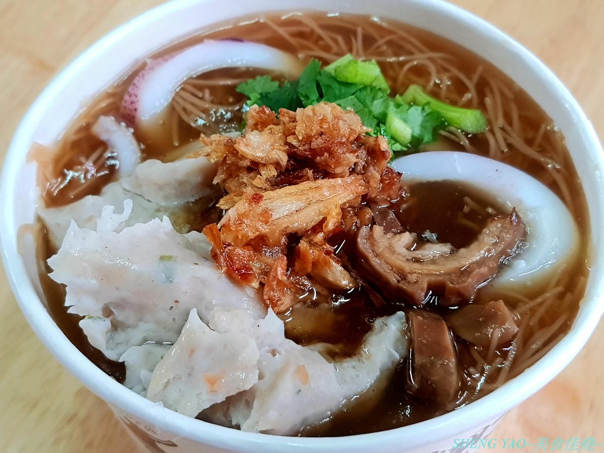 [台中沙鹿]麵線糊了 – 食尚玩家推薦過的彰化人氣餐車麵線,沙鹿也有分店了,麵線口味還OK,沒有真的糊了,大推配料,吃得到虱目魚羹和新鮮小卷,可惜只能外帶碗裝也少了特色單點系列。