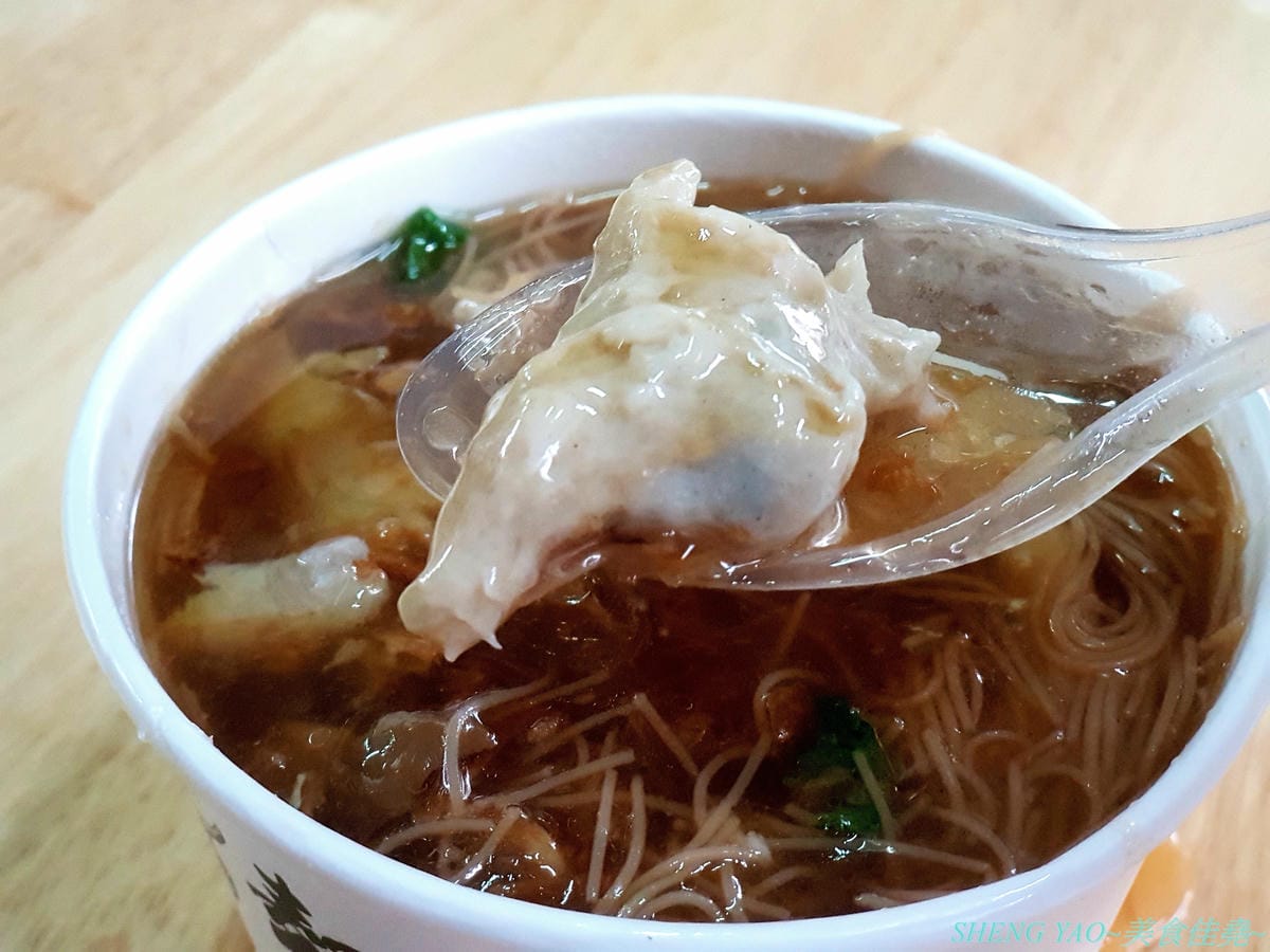 [台中沙鹿]麵線糊了 – 食尚玩家推薦過的彰化人氣餐車麵線,沙鹿也有分店了,麵線口味還OK,沒有真的糊了,大推配料,吃得到虱目魚羹和新鮮小卷,可惜只能外帶碗裝也少了特色單點系列。