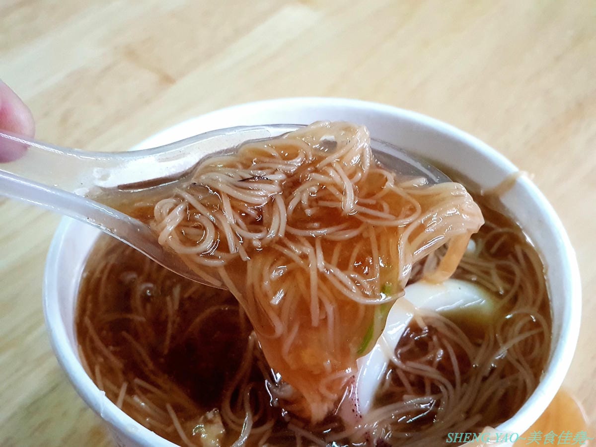 [台中沙鹿]麵線糊了 – 食尚玩家推薦過的彰化人氣餐車麵線,沙鹿也有分店了,麵線口味還OK,沒有真的糊了,大推配料,吃得到虱目魚羹和新鮮小卷,可惜只能外帶碗裝也少了特色單點系列。