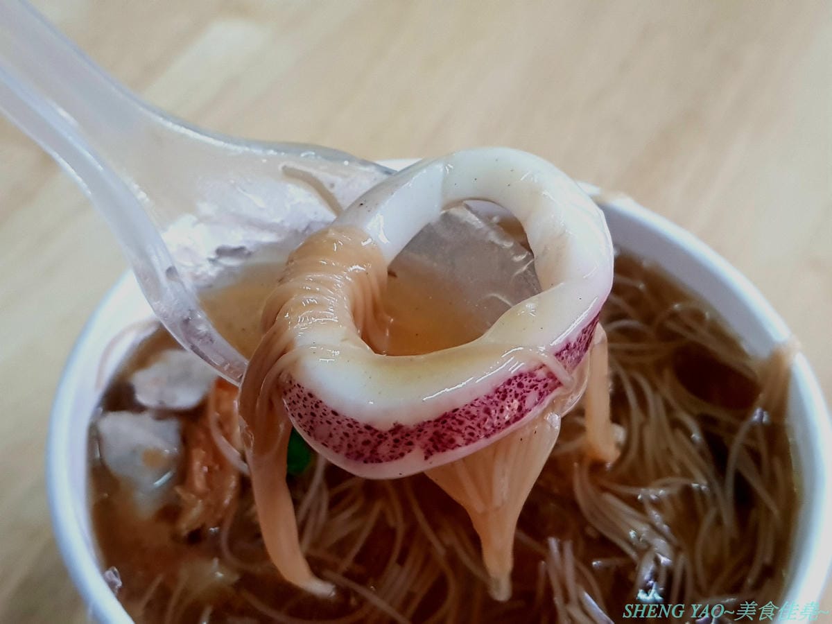 [台中沙鹿]麵線糊了 – 食尚玩家推薦過的彰化人氣餐車麵線,沙鹿也有分店了,麵線口味還OK,沒有真的糊了,大推配料,吃得到虱目魚羹和新鮮小卷,可惜只能外帶碗裝也少了特色單點系列。