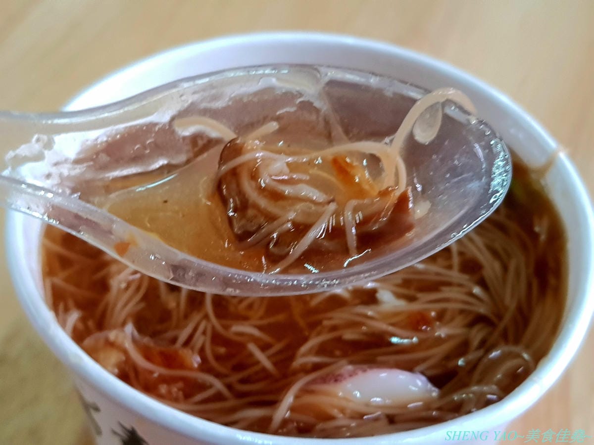 [台中沙鹿]麵線糊了 – 食尚玩家推薦過的彰化人氣餐車麵線,沙鹿也有分店了,麵線口味還OK,沒有真的糊了,大推配料,吃得到虱目魚羹和新鮮小卷,可惜只能外帶碗裝也少了特色單點系列。